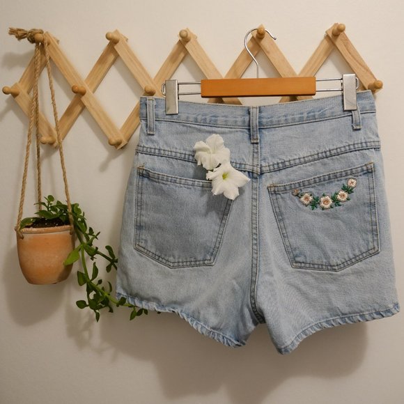 Vintage Embroidered High-Waisted Mom Shorts - Picture 6 of 9